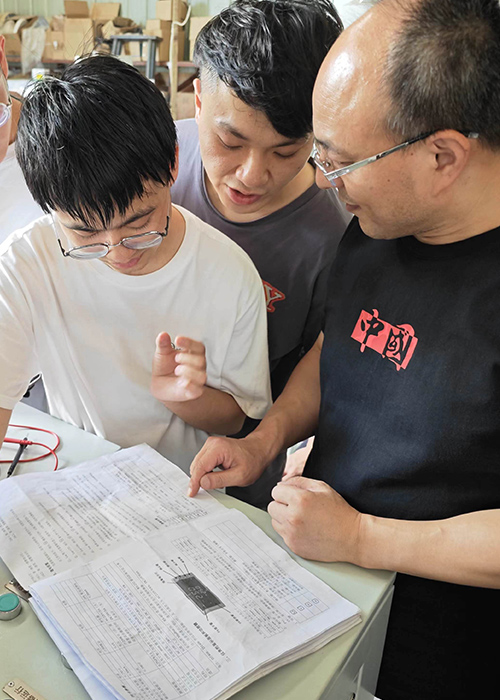 為某大學(xué)實(shí)驗(yàn)室學(xué)生技術(shù)指導(dǎo)